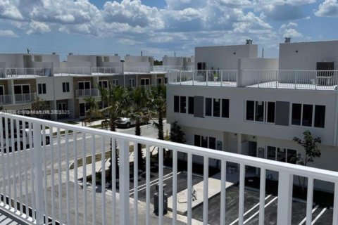 Townhouse in Homestead, Florida 4 bedrooms, 129.88 sq.m. № 1973677 - photo 15