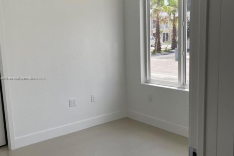 Townhouse in Homestead, Florida 4 bedrooms, 129.88 sq.m. № 1973677 - photo 11