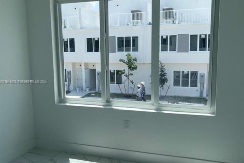 Townhouse in Homestead, Florida 4 bedrooms, 129.88 sq.m. № 1973677 - photo 12