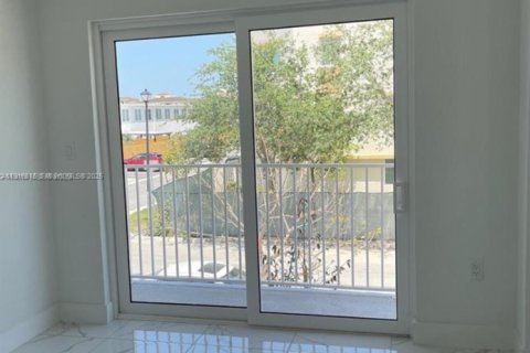 Townhouse in Homestead, Florida 4 bedrooms, 129.88 sq.m. № 1973677 - photo 13