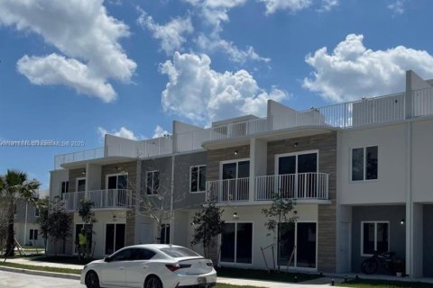 Townhouse in Homestead, Florida 4 bedrooms, 129.88 sq.m. № 1973677 - photo 2