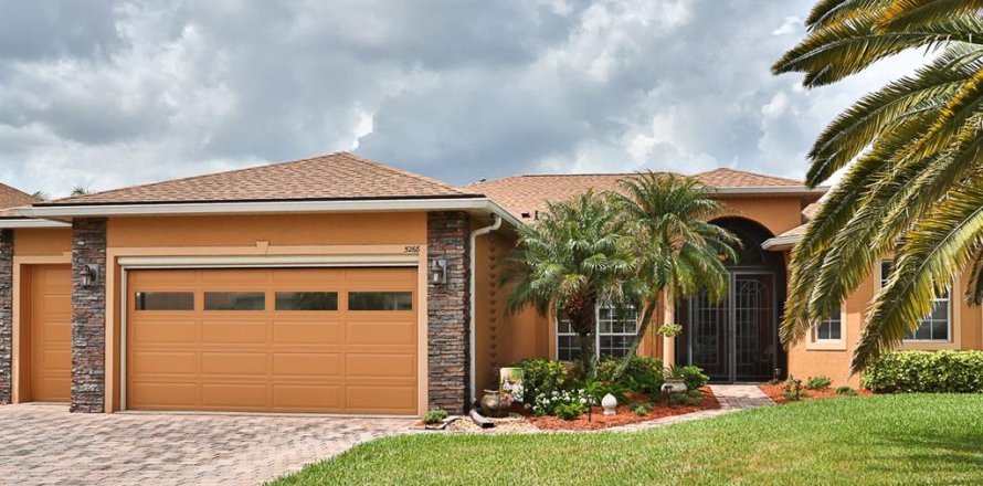 House in Winter Haven, Florida 3 bedrooms, 218.69 sq.m. № 2142240