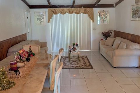 House in Punta Gorda, Florida 4 bedrooms, 115.66 sq.m. № 2232919 - photo 3