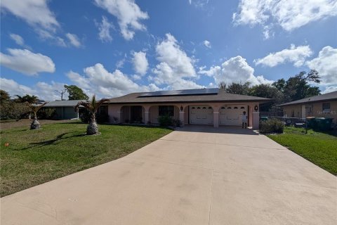 House in Punta Gorda, Florida 4 bedrooms, 115.66 sq.m. № 2232919 - photo 2