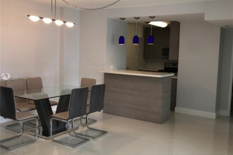 Copropriété à louer à Hollywood, Floride: 2 chambres, 109.25 m2 № 2038087 - photo 2