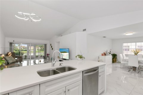 House in Delray Beach, Florida 2 bedrooms, 141.58 sq.m. № 1814505 - photo 6