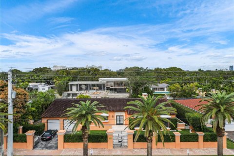 House in Coral Gables, Florida 4 bedrooms, 246.56 sq.m. № 2337588 - photo 6