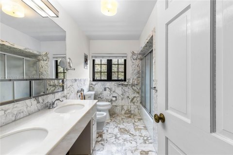 House in Coral Gables, Florida 4 bedrooms, 246.56 sq.m. № 2337588 - photo 25