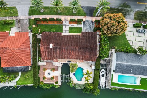 House in Coral Gables, Florida 4 bedrooms, 246.56 sq.m. № 2337588 - photo 27