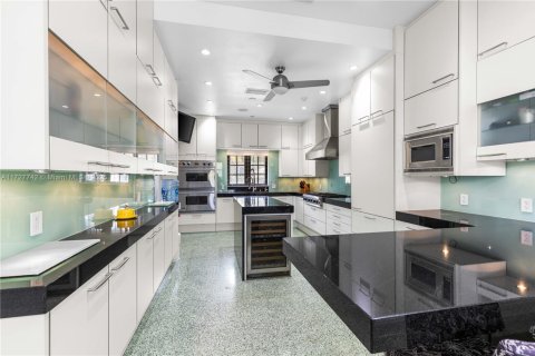 House in Coral Gables, Florida 4 bedrooms, 246.56 sq.m. № 2337588 - photo 13