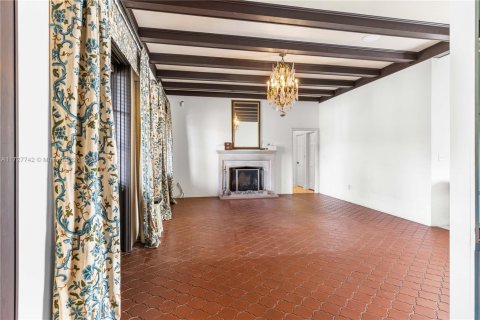 House in Coral Gables, Florida 4 bedrooms, 246.56 sq.m. № 2337588 - photo 23