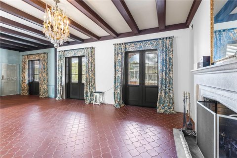 House in Coral Gables, Florida 4 bedrooms, 246.56 sq.m. № 2337588 - photo 20