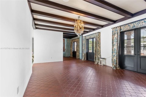 House in Coral Gables, Florida 4 bedrooms, 246.56 sq.m. № 2337588 - photo 21