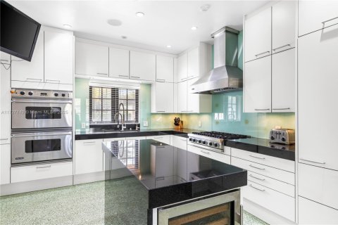 House in Coral Gables, Florida 4 bedrooms, 246.56 sq.m. № 2337588 - photo 26