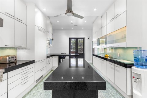 House in Coral Gables, Florida 4 bedrooms, 246.56 sq.m. № 2337588 - photo 16