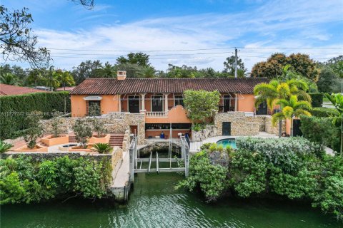 House in Coral Gables, Florida 4 bedrooms, 246.56 sq.m. № 2337588 - photo 7