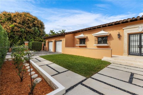 House in Coral Gables, Florida 4 bedrooms, 246.56 sq.m. № 2337588 - photo 8