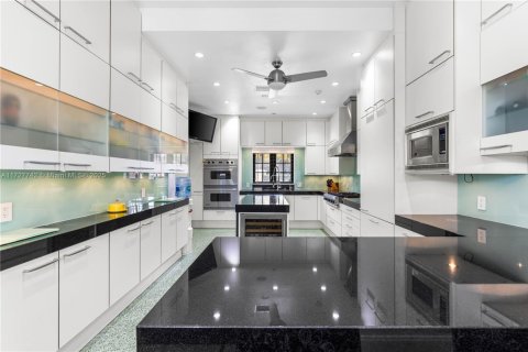 House in Coral Gables, Florida 4 bedrooms, 246.56 sq.m. № 2337588 - photo 15