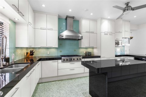 House in Coral Gables, Florida 4 bedrooms, 246.56 sq.m. № 2337588 - photo 12
