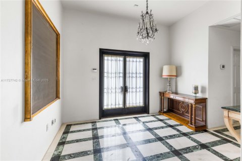 House in Coral Gables, Florida 4 bedrooms, 246.56 sq.m. № 2337588 - photo 24