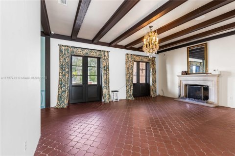 House in Coral Gables, Florida 4 bedrooms, 246.56 sq.m. № 2337588 - photo 17