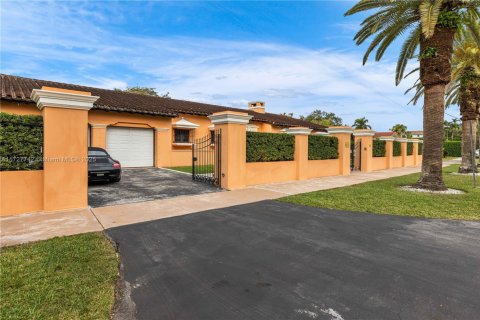 House in Coral Gables, Florida 4 bedrooms, 246.56 sq.m. № 2337588 - photo 29
