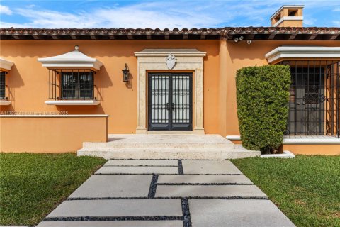 House in Coral Gables, Florida 4 bedrooms, 246.56 sq.m. № 2337588 - photo 9