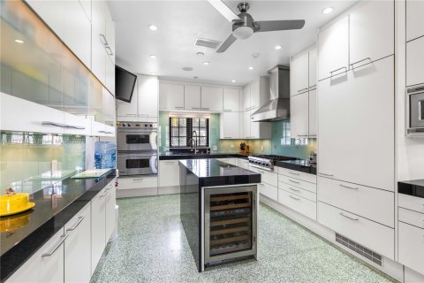 House in Coral Gables, Florida 4 bedrooms, 246.56 sq.m. № 2337588 - photo 14