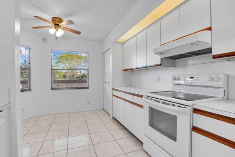 Condo in Coconut Creek, Florida, 2 bedrooms  № 2087992 - photo 3