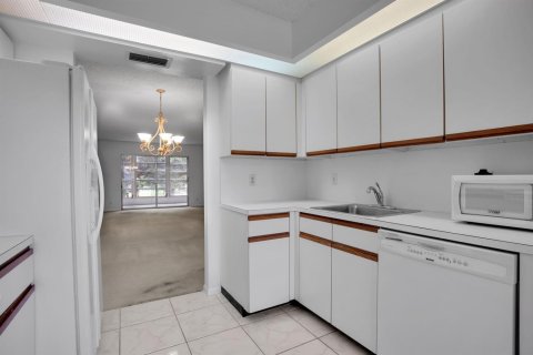 Condo in Coconut Creek, Florida, 2 bedrooms  № 2087992 - photo 10