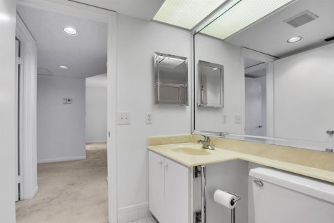 Condo in Coconut Creek, Florida, 2 bedrooms  № 2087992 - photo 16