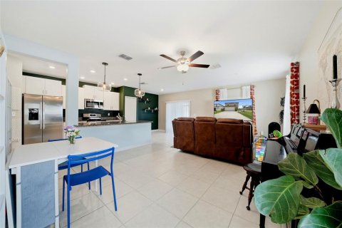 House in Zephyrhills, Florida 4 bedrooms, 163.88 sq.m. № 2212034 - photo 5