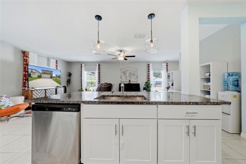 House in Zephyrhills, Florida 4 bedrooms, 163.88 sq.m. № 2212034 - photo 14