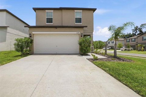 House in Zephyrhills, Florida 4 bedrooms, 163.88 sq.m. № 2212034 - photo 2