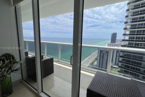 Copropriété à louer à Hallandale Beach, Floride: 3 chambres, 155.61 m2 № 2153604 - photo 4