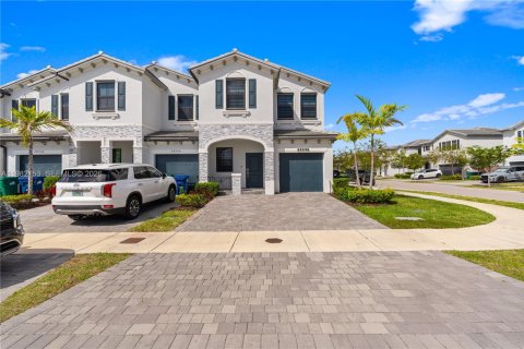 Touwnhouse à louer à Homestead, Floride: 3 chambres, 157.47 m2 № 2193315 - photo 2