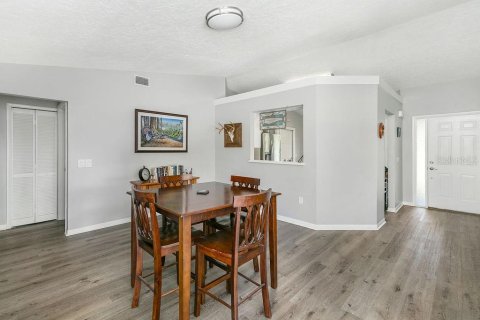 House in Titusville, Florida 3 bedrooms, 136.19 sq.m. № 2350402 - photo 30