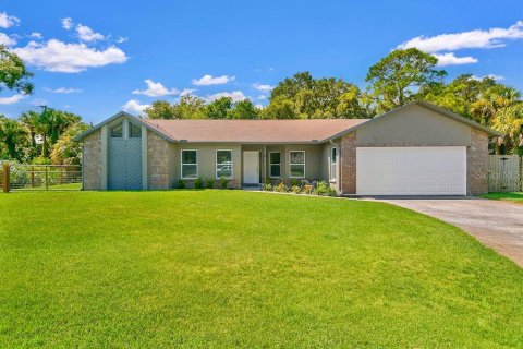 House in Titusville, Florida 3 bedrooms, 136.19 sq.m. № 2350402 - photo 15