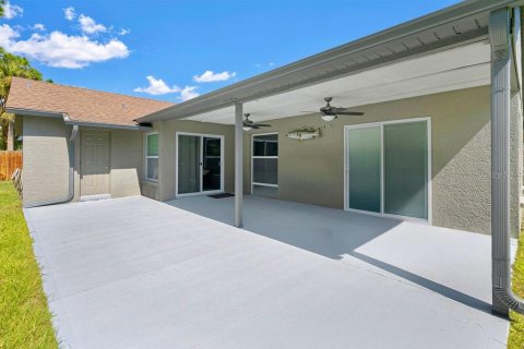 House in Titusville, Florida 3 bedrooms, 136.19 sq.m. № 2350402 - photo 4