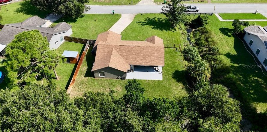 House in Titusville, Florida 3 bedrooms, 136.19 sq.m. № 2350402