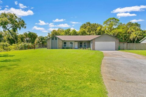 House in Titusville, Florida 3 bedrooms, 136.19 sq.m. № 2350402 - photo 25