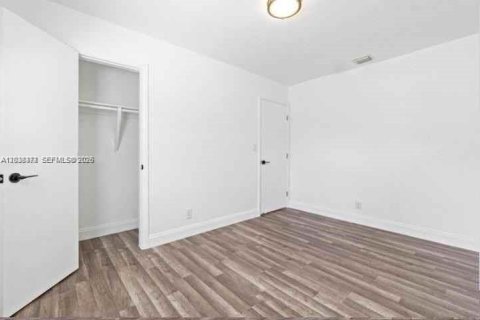 House in Fort Lauderdale, Florida 3 bedrooms, 83.61 sq.m. № 2182526 - photo 13