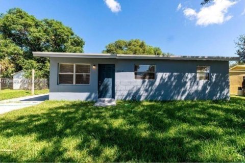 House in Fort Lauderdale, Florida 3 bedrooms, 83.61 sq.m. № 2182526