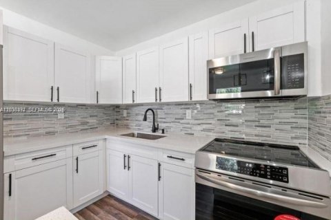 House in Fort Lauderdale, Florida 3 bedrooms, 83.61 sq.m. № 2182526 - photo 8