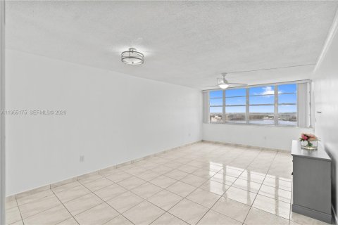 Copropriété à vendre à Miami, Floride: 1 chambre, 79.99 m2 № 2010594 - photo 4