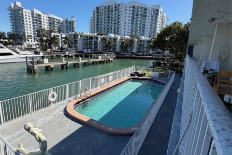 Condominio en North Bay Village, Florida, 1 dormitorio  № 2011228