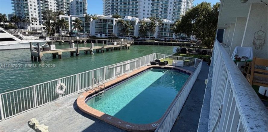 Condominio en North Bay Village, Florida, 1 dormitorio  № 2011228