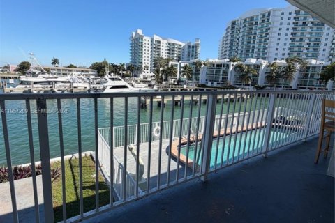 Condominio en alquiler en North Bay Village, Florida, 1 dormitorio, 2100.33 m2 № 2011228 - foto 3