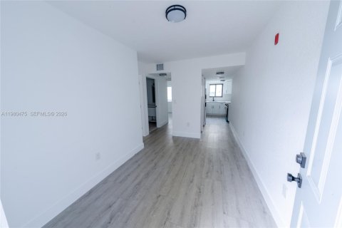 Apartamento en alquiler en Miami, Florida, 2 dormitorios, 69.68 m2 № 2049174 - foto 3