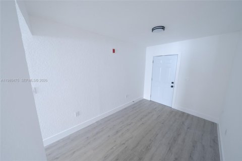 Apartamento en alquiler en Miami, Florida, 2 dormitorios, 69.68 m2 № 2049174 - foto 4